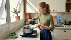 A crosta da panela queimada solta com bicarbonato: passo a passo simples e o detalhe que evita manchas