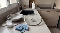 Tampa de vidro opaca e engordurada? Um truque com vinagre e bicarbonato que devolve o brilho sem riscar