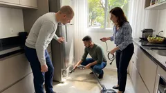 A poeira que ninguém vê atrás da geladeira: um jeito simples e seguro de limpar em 10 minutos