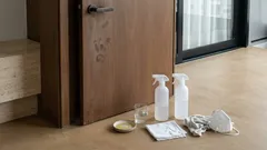 Porta de madeira com marcas, poeira ou mofo? 3 misturinhas simples (e um cuidado que evita manchas)