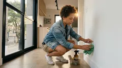 O cuidado que faz toda a diferença ao limpar tomadas e interruptores em casa