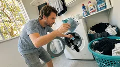 Dá para lavar roupas claras e escuras juntas sem manchar? O item simples que ajuda a “segurar” a tinta na lavagem