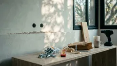 Prateleira suspensa: como fixar com segurança na parede (inclusive no drywall)