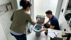 Conta de água subindo sem explicação? Os 5 vilões do consumo em casa (com números) e ajustes simples para cortar desperdícios