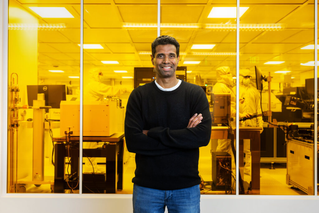 Foto de Chetan Nayak, membro técnico da Microsoft. Foto de John Brecher para a Microsoft.